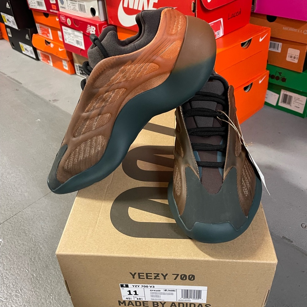 Yeezy 700 V3 size 10 men color black red brown